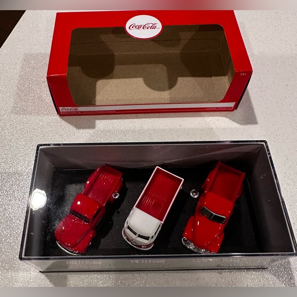 New Die-Cast Coca Cola Classic Pickup Set of Three - Motor City Classics - Picture 4 of 11